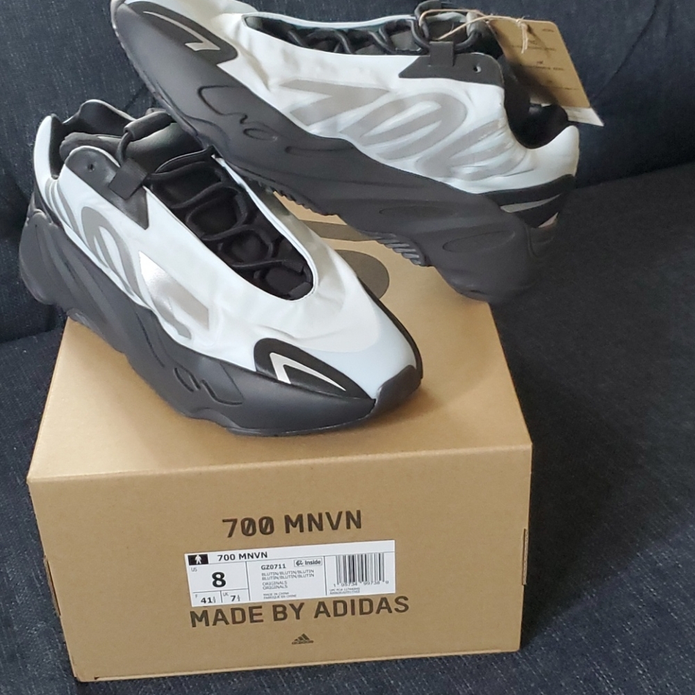 Yeezy 700 mnvn Blue Tint ( new release)